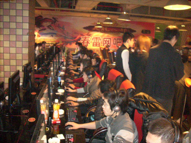 隐蔽骗术：揭秘“隐形耳机”在牌局实时指挥中的技术原理。（暗线指挥：揭秘牌局中“隐形耳机”的实时联络技术）